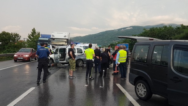 Foto - TEM’de zincirleme kaza! Ortalık savaş alanına döndü: Yaralılar var