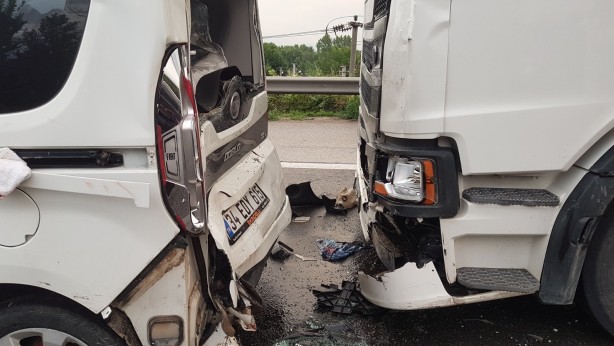Foto - TEM’de zincirleme kaza! Ortalık savaş alanına döndü: Yaralılar var