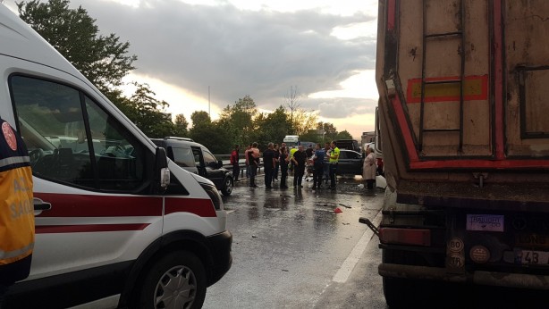 Foto - TEM’de zincirleme kaza! Ortalık savaş alanına döndü: Yaralılar var