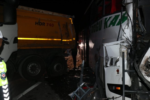 Foto - TEM’in Bolu geçişinde yolcu otobüsü ile tır çarpıştı