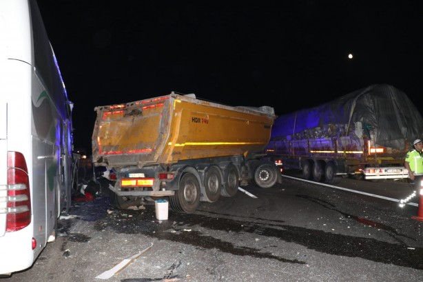 Foto - TEM’in Bolu geçişinde yolcu otobüsü ile tır çarpıştı
