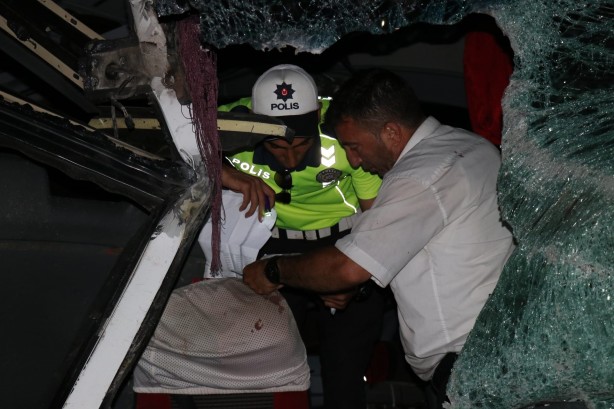 Foto - TEM’in Bolu geçişinde yolcu otobüsü ile tır çarpıştı