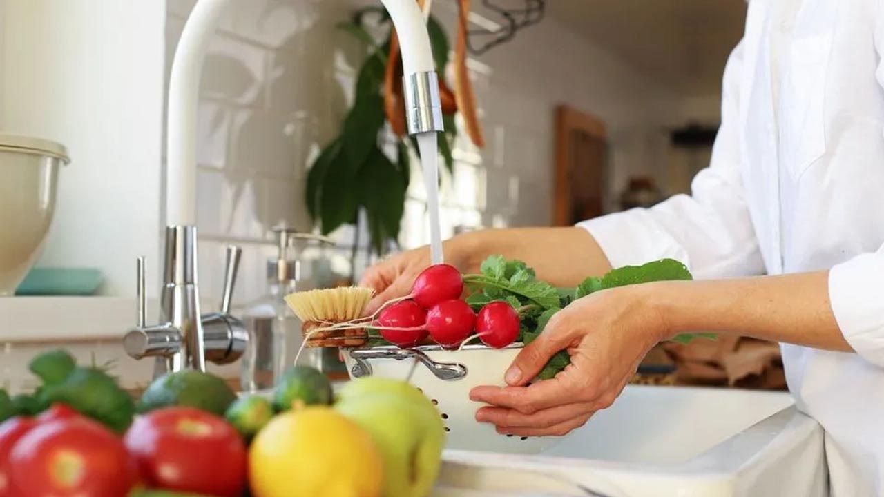 Foto - Temizlerken dikkat edin! Sebzeleri sirkeli suda bırakanlara kötü haber