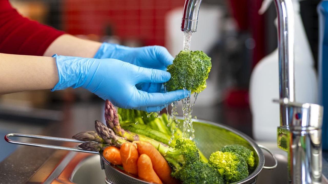 Temizlerken dikkat edin! Sebzeleri sirkeli suda bırakanlara kötü haber
