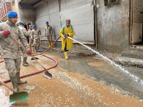 Foto - Temizlik çalışmaları sürüyor! İşte, Şanlıurfa'dan geriye kalanlar