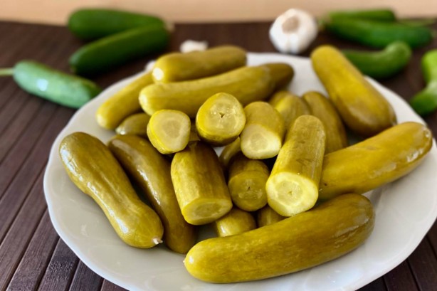 Temizlik malzemesi zannetseler de gerçek bambaşka çıktı! Meğer çıtır çıtır turşuların sebebi buymuş! Birkaç damlası bile yetiyor! Olacak iş değil