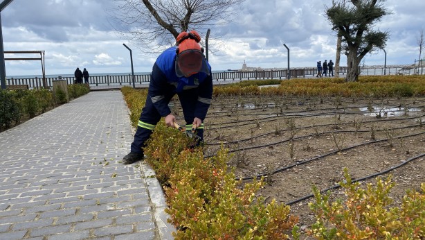 Foto - Temizlik personelinden takdir toplayan davranış! Otların arasında buldu görevliye teslim etti