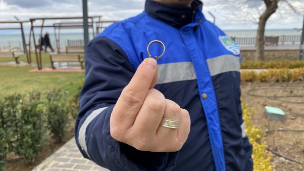 Temizlik personelinden takdir toplayan davranış! Otların arasında buldu görevliye teslim etti