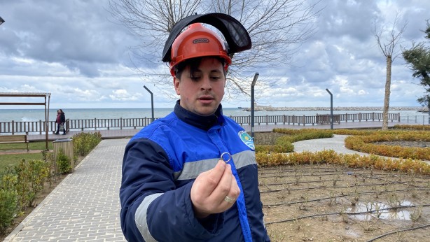 Foto - Temizlik personelinden takdir toplayan davranış! Otların arasında buldu görevliye teslim etti