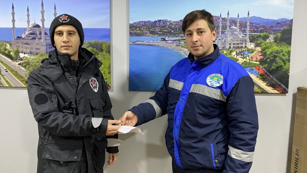 Foto - Temizlik personelinden takdir toplayan davranış! Otların arasında buldu görevliye teslim etti