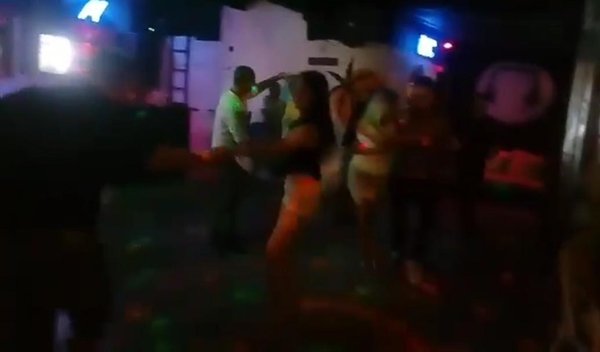 Foto - Temsilciyi dinlemediler: Laikçilerden 'koronavirüs' partisi!