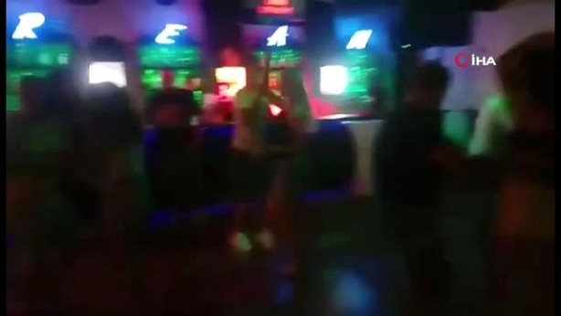 Foto - Temsilciyi dinlemediler: Laikçilerden 'koronavirüs' partisi!