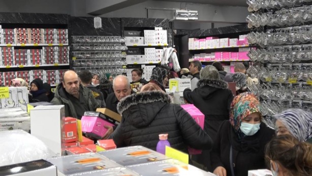 Foto - Tencere tabak geldi çocuk gitti! Görülmemiş indirim çılgınlığı