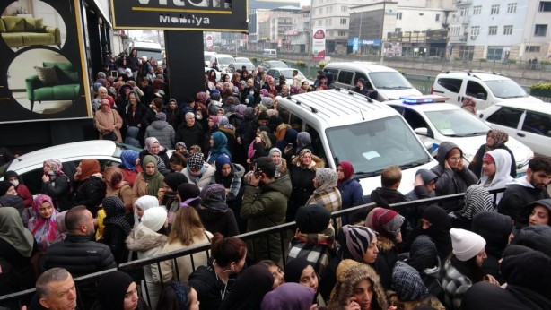 Foto - Tencere tabak geldi çocuk gitti! Görülmemiş indirim çılgınlığı
