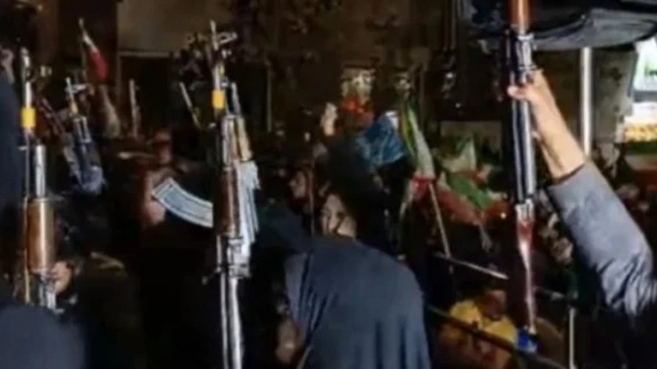 Tepeleri attı, onlar da harekete geçti: Silah kuşanıp meydanlara indiler