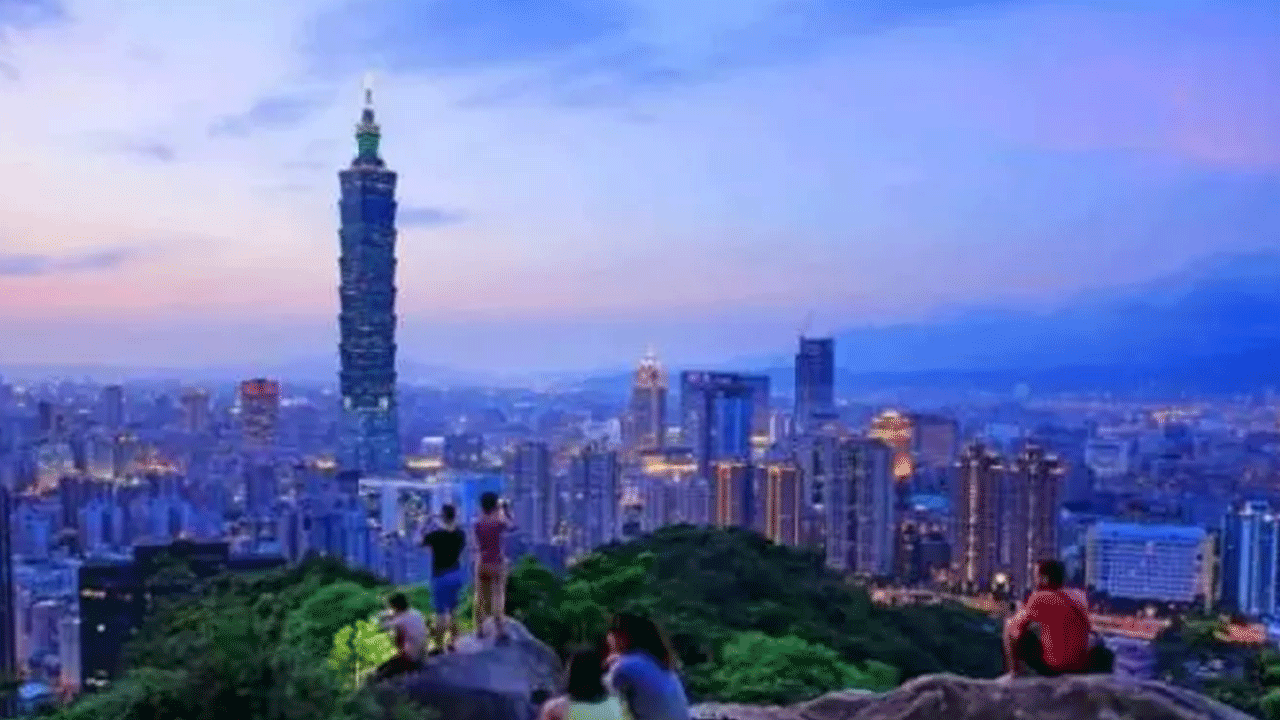 Tepki çeken tatbikat: Ada çevresini kuşattılar!