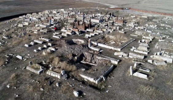 Tepki çekti! 5 bin yıllık tarihi mezarlıkta bakın ne yaptılar