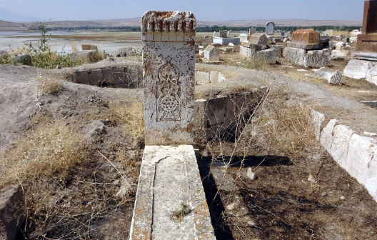 Foto - Tepki çekti! 5 bin yıllık tarihi mezarlıkta bakın ne yaptılar