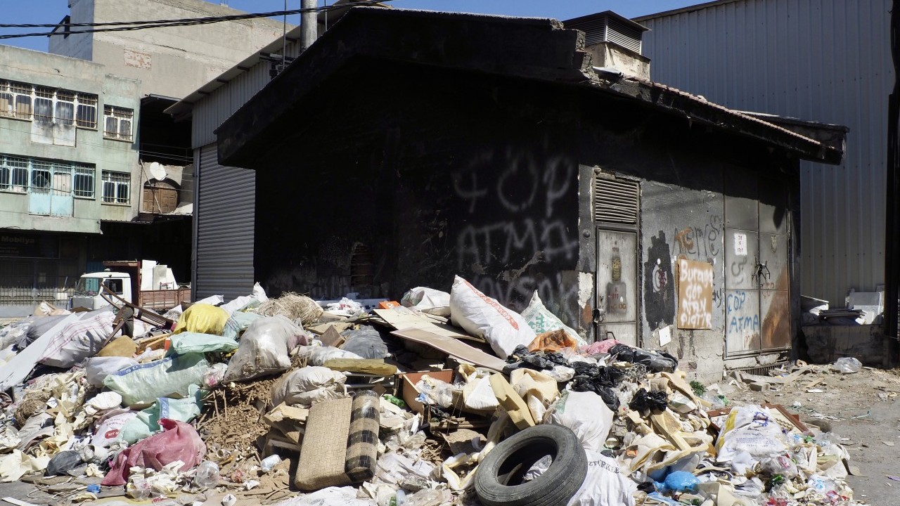 Foto - Tepkiler çığ gibi büyüdü! CHP toplayamadığı çöpleri yakıyor