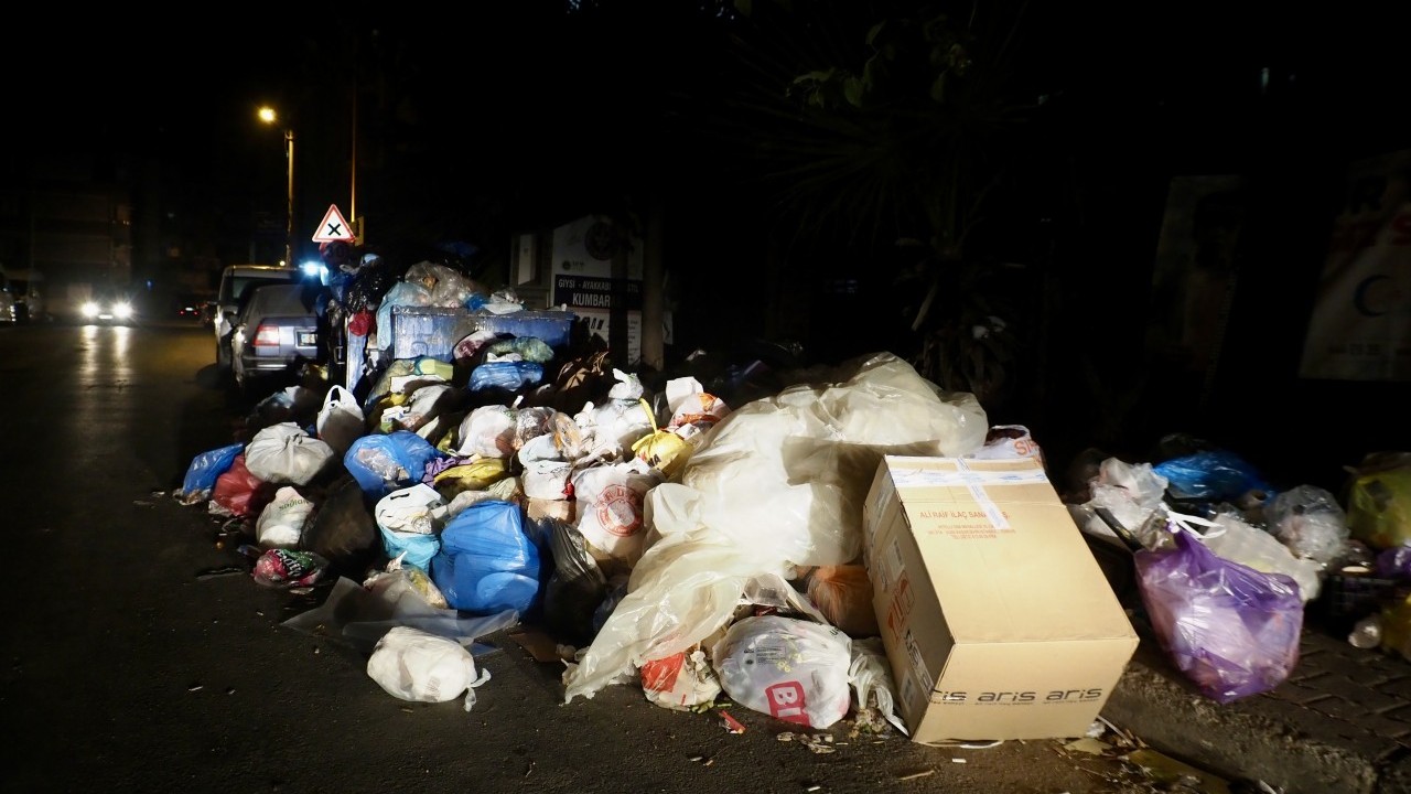Foto - Tepkiler çığ gibi büyüdü! CHP toplayamadığı çöpleri yakıyor