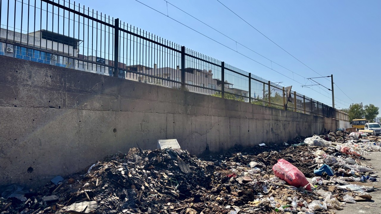 Foto - Tepkiler çığ gibi büyüdü! CHP toplayamadığı çöpleri yakıyor