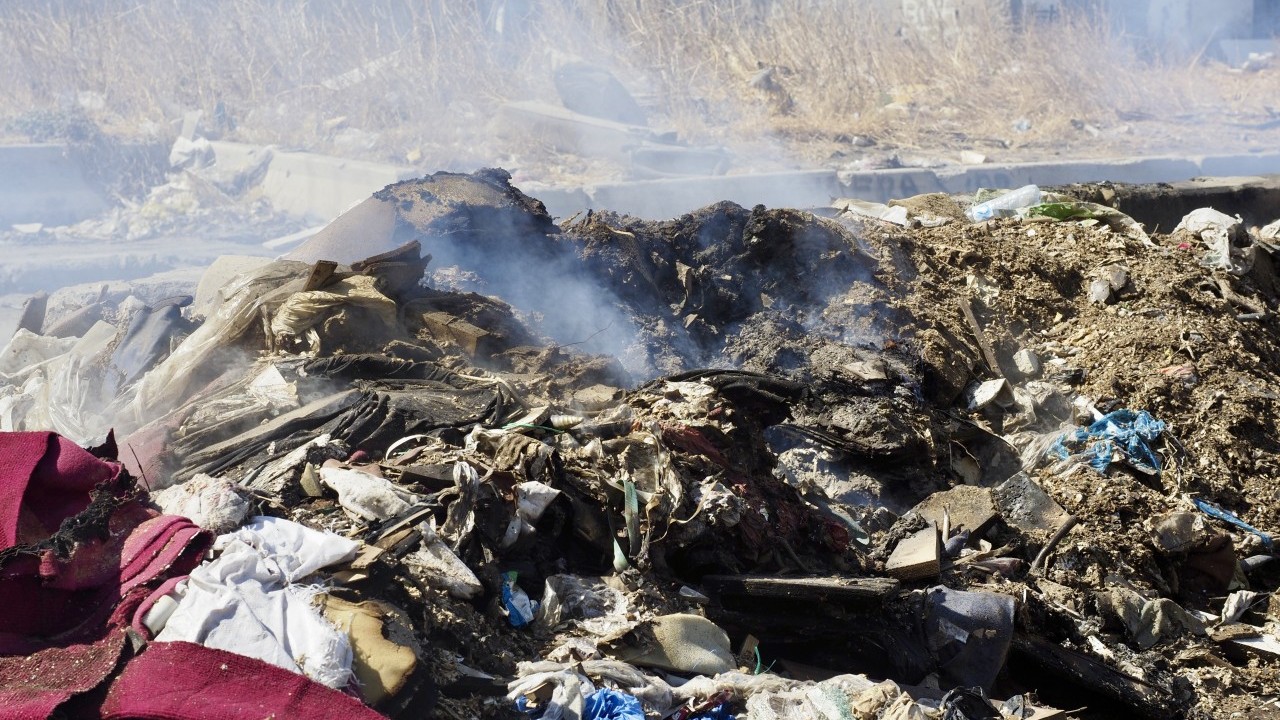 Foto - Tepkiler çığ gibi büyüdü! CHP toplayamadığı çöpleri yakıyor