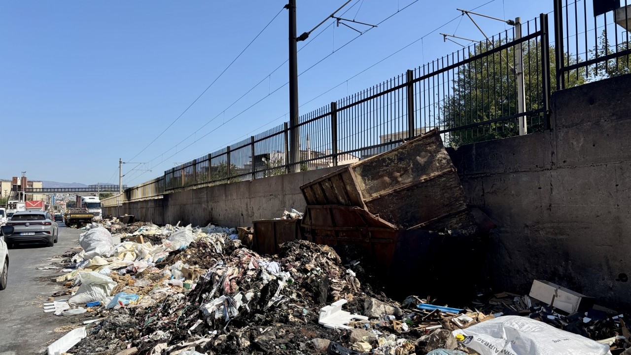 Foto - Tepkiler çığ gibi büyüdü! CHP toplayamadığı çöpleri yakıyor