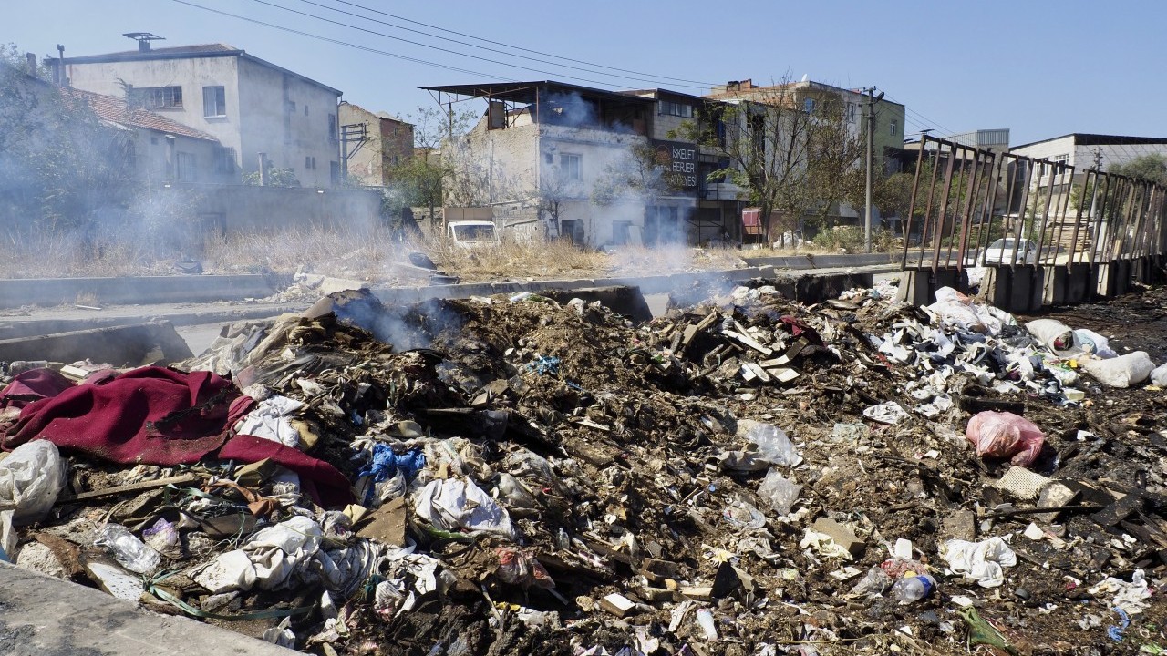 Foto - Tepkiler çığ gibi büyüdü! CHP toplayamadığı çöpleri yakıyor