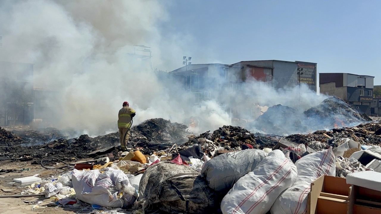 Foto - Tepkiler çığ gibi büyüdü! CHP toplayamadığı çöpleri yakıyor