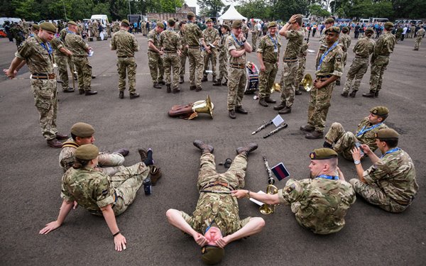 Foto - Tepkiye neden oldu: Avrupa ülkesi orduya koronavirüse karşı sinek ilacı dağıttı!
