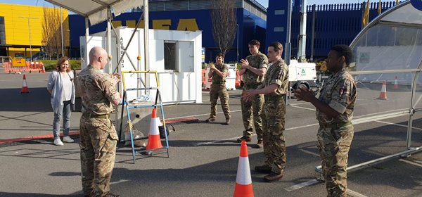 Foto - Tepkiye neden oldu: Avrupa ülkesi orduya koronavirüse karşı sinek ilacı dağıttı!