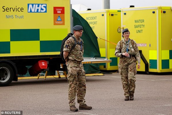 Foto - Tepkiye neden oldu: Avrupa ülkesi orduya koronavirüse karşı sinek ilacı dağıttı!