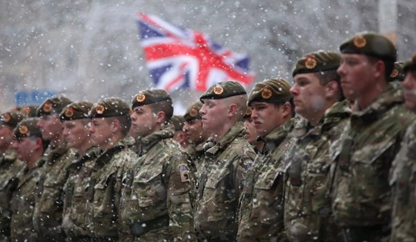 Foto - Tepkiye neden oldu: Avrupa ülkesi orduya koronavirüse karşı sinek ilacı dağıttı!