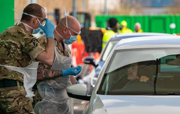 Foto - Tepkiye neden oldu: Avrupa ülkesi orduya koronavirüse karşı sinek ilacı dağıttı!