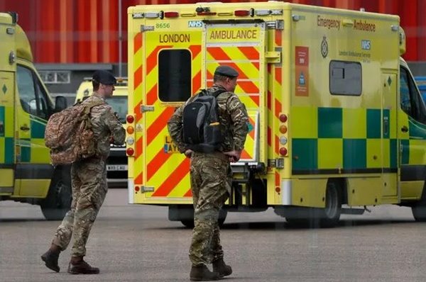 Foto - Tepkiye neden oldu: Avrupa ülkesi orduya koronavirüse karşı sinek ilacı dağıttı!