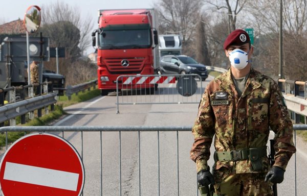 Foto - Tepkiye neden oldu: Avrupa ülkesi orduya koronavirüse karşı sinek ilacı dağıttı!