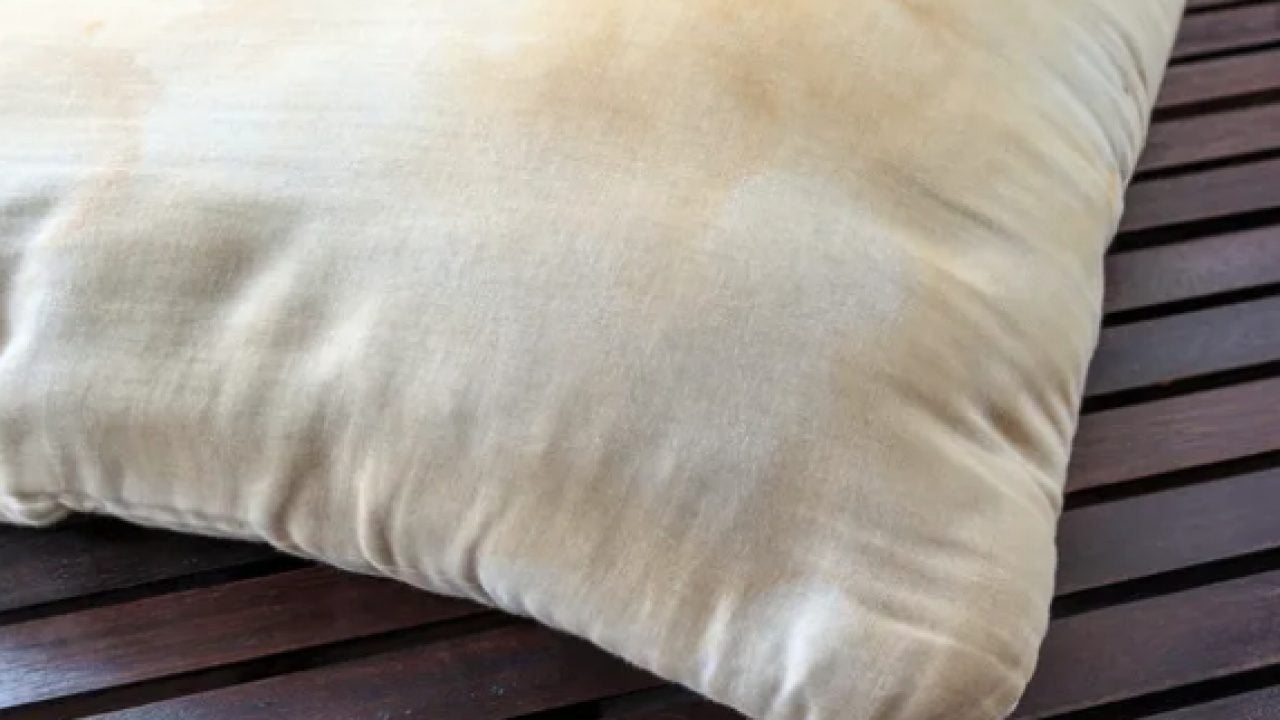 Foto - Ter, vücut yağları, tükürük ve cilt kalıntıları... Sararan yastıkları bembeyaz yapmanın yolu!
