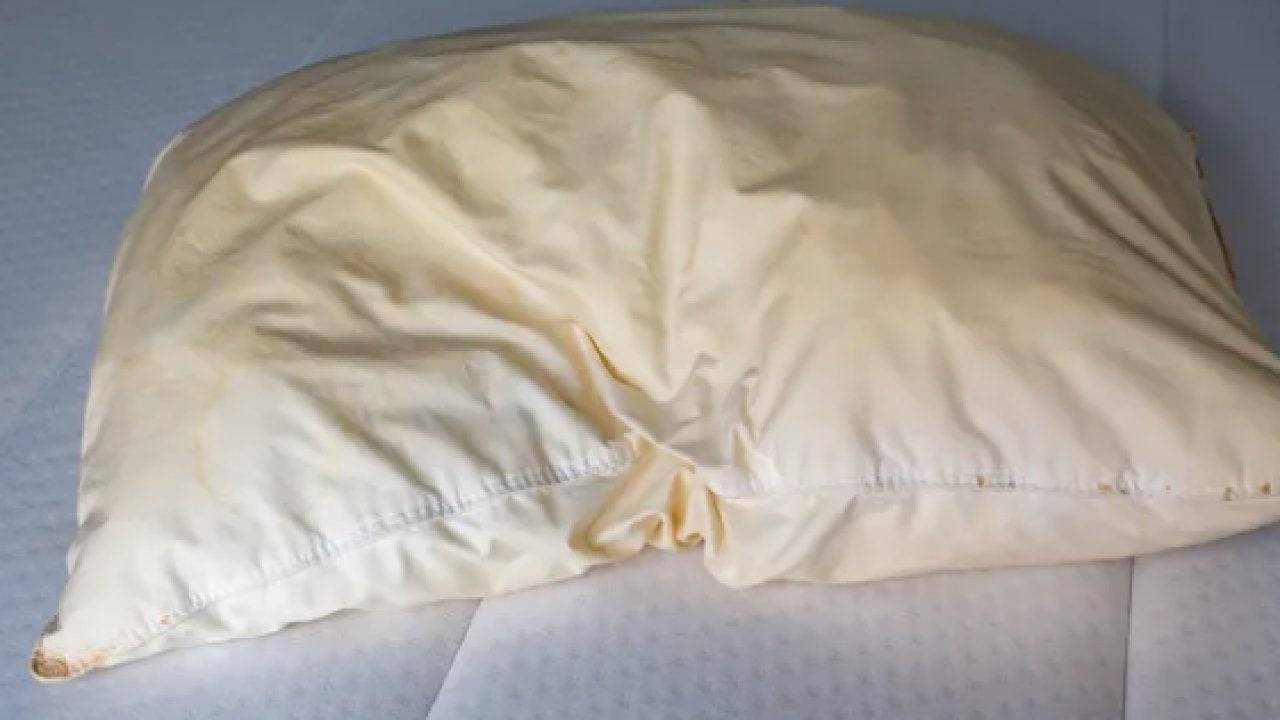 Foto - Ter, vücut yağları, tükürük ve cilt kalıntıları... Sararan yastıkları bembeyaz yapmanın yolu!