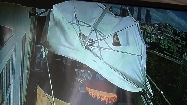 Foto - Teras şemsiyesi felaketi getiriyordu