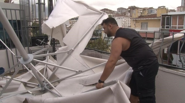 Foto - Teras şemsiyesi felaketi getiriyordu