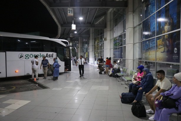 Foto - Terminale yeni yazıhane yapımına karşı çıkan esnaf kepenk kapattı