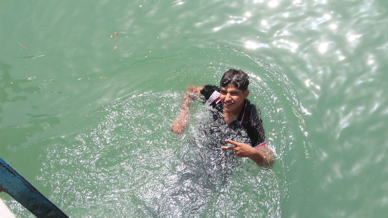 Termometreler 36 dereceyi gösterdi! Her yıl olduğu gibi bu sene de gençler tehlikeye kulaç attı