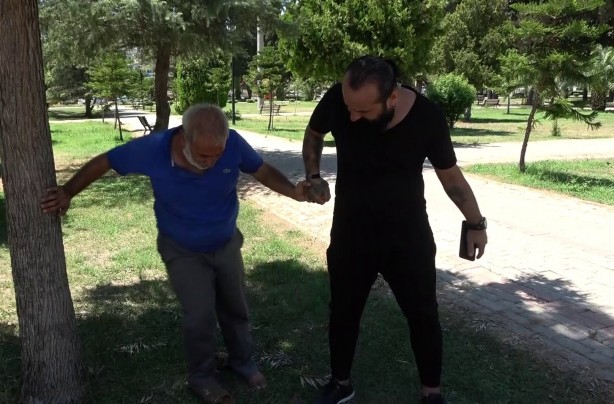 Foto - Termometreler 46 dereceyi gösterdi! Gölgede uyuyakalan vatandaşı öldü sandılar