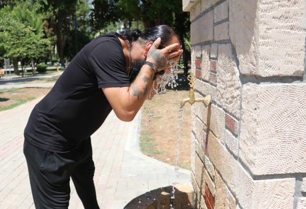 Foto - Termometreler 46 dereceyi gösterdi! Gölgede uyuyakalan vatandaşı öldü sandılar