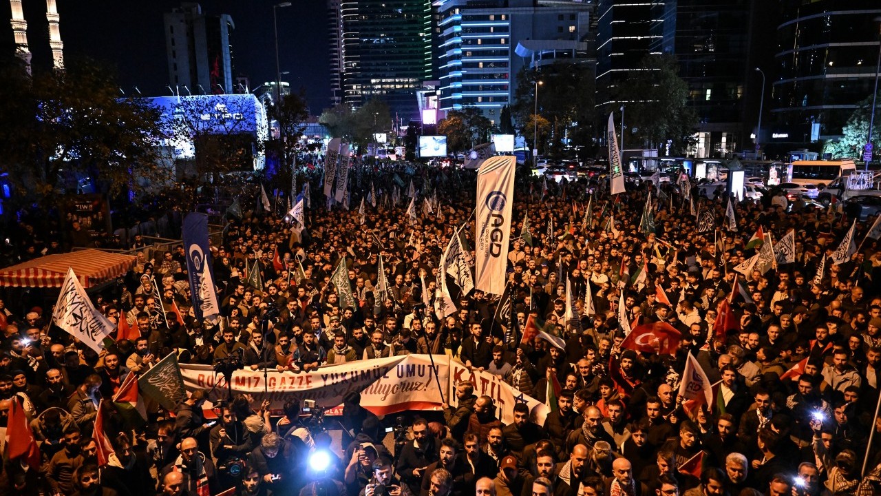 Foto - Terör devletine lanet yağıyor! Dünya Sumud Filosu için ayakta
