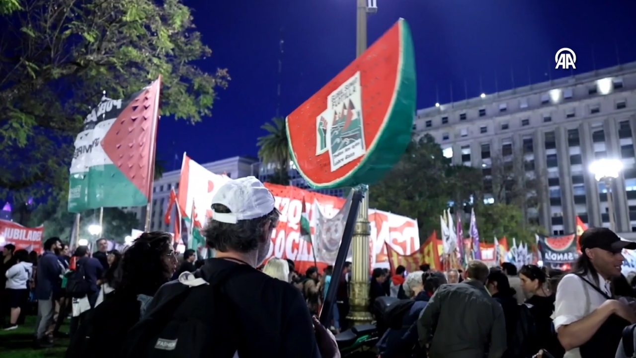 Foto - Terör devletine lanet yağıyor! Dünya Sumud Filosu için ayakta
