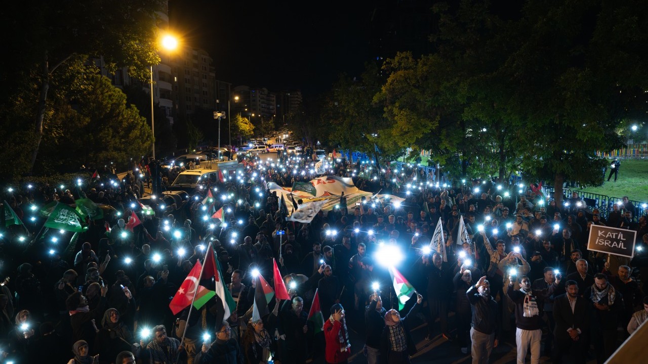 Foto - Terör devletine lanet yağıyor! Dünya Sumud Filosu için ayakta