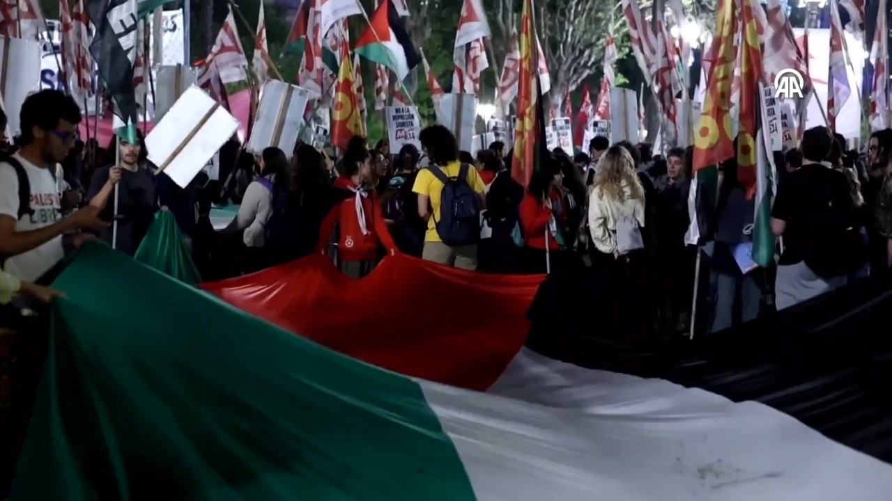 Foto - Terör devletine lanet yağıyor! Dünya Sumud Filosu için ayakta