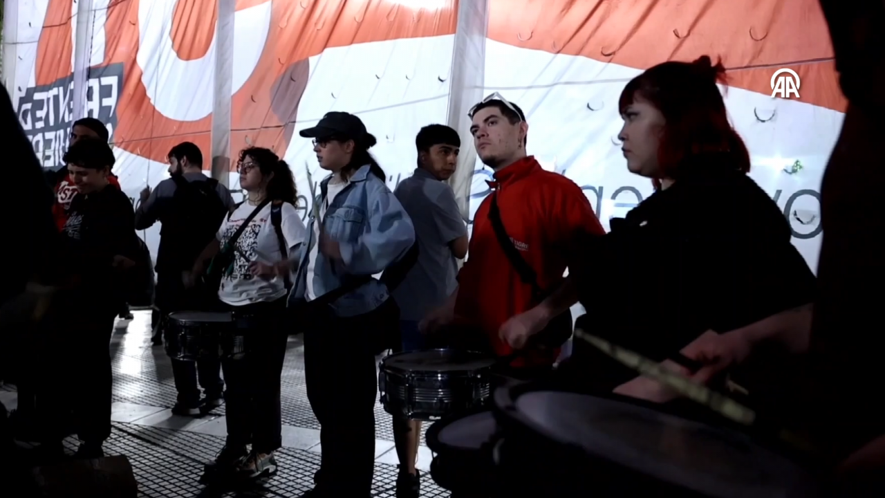 Foto - Terör devletine lanet yağıyor! Dünya Sumud Filosu için ayakta