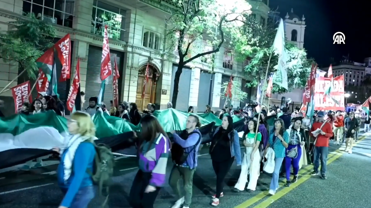 Foto - Terör devletine lanet yağıyor! Dünya Sumud Filosu için ayakta